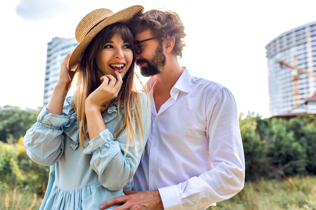 Imagen de moda soleada al aire libre de hermosa pareja de glamour elegante elegante elegante