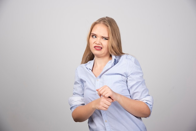 Foto gratuita imagen de un modelo de mujer joven con camiseta azul y posando