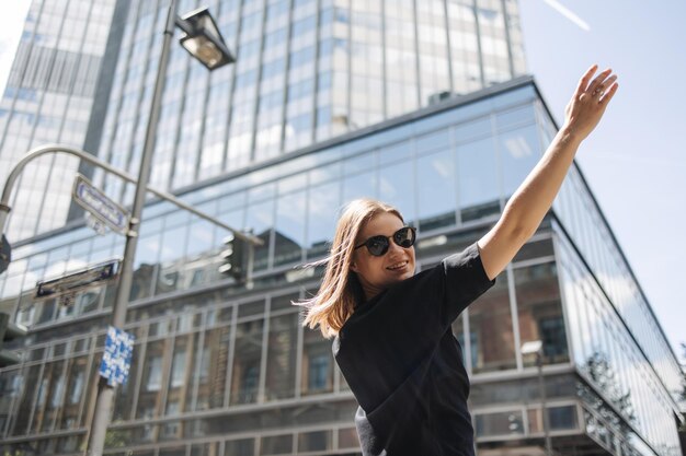 Imagen de mujer de belleza en gafas de sol sonriendo a la cámara