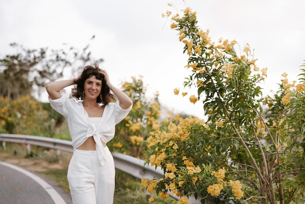 Imagen de una mujer bonita sonriendo a la cámara