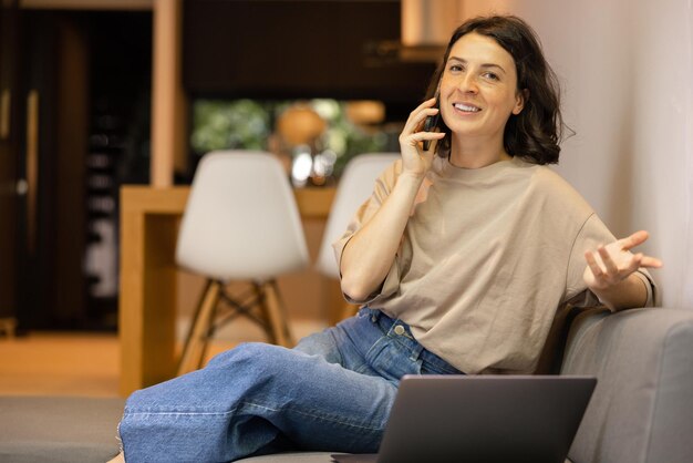 Foto gratuita imagen de mujer hermosa sonriendo a la cámara en casa