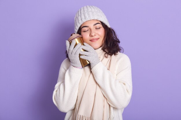 Imagen de mujer joven atractiva positiva encantada con cabello rizado oscuro