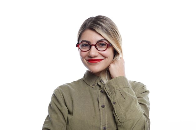 Imagen de mujer joven encantadora en elegantes gafas mirando con linda sonrisa, con expresión feliz y alegre en su cara bonita. Óptica de publicidad femenina atractiva, con gafas redondas