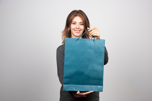Imagen de una mujer joven que se muestra en una bolsa de la tienda.