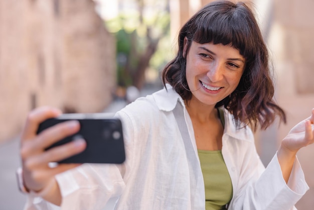 Imagen de mujer linda alegre tiene videollamada