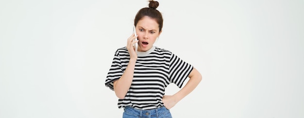 Foto gratuita imagen de una mujer morena discutiendo gritando por teléfono teniendo una discusión por teléfono móvil de pie