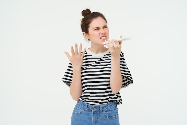 Foto gratuita imagen de una mujer morena discutiendo gritando por teléfono teniendo una discusión en el teléfono móvil de pie