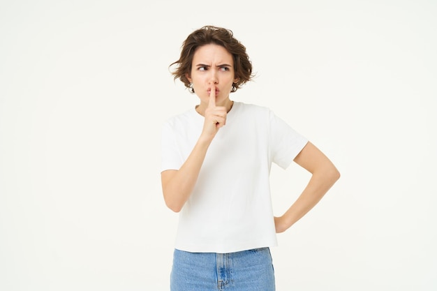 Imagen de una mujer morena escondiendo un secreto, presione el dedo en los labios, silencio, silencio, gesto, chismes, susurros.