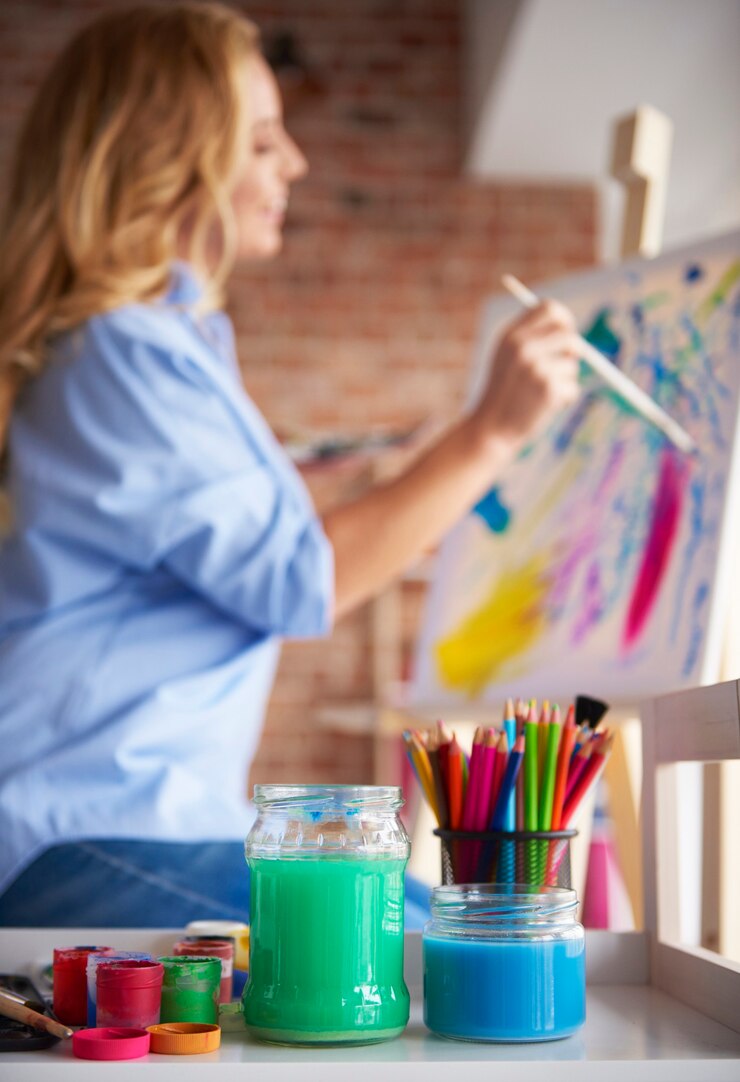 Foto gratuito imagen de mujer pintando algunas artes