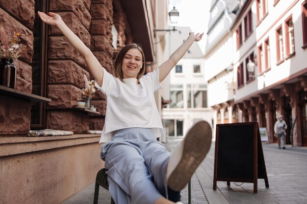 Imagen de una mujer sonriente caucásica divirtiéndose y mirando a la cámara