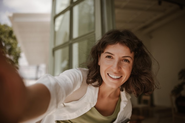 Foto gratuita imagen de mujer sonriente mirando a la cámara