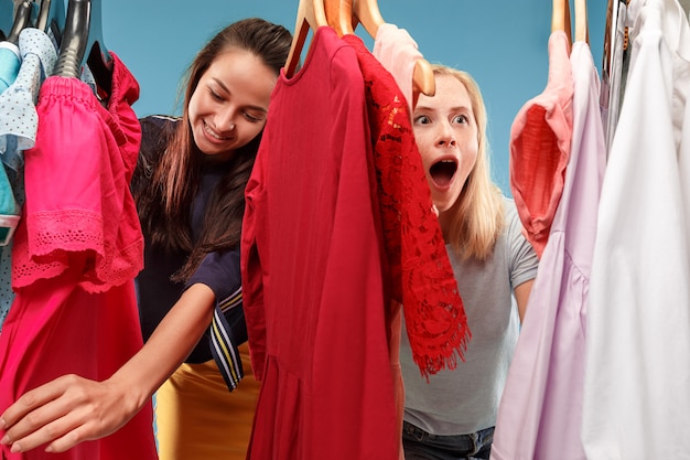 Foto gratuita imagen de mujeres bonitas que buscan un vestido mientras lo eligen.