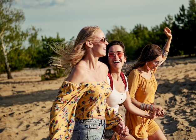 Imagen de mujeres corriendo en la playa