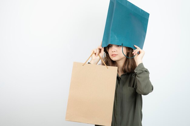 Imagen de una niña metiendo la cabeza dentro de una bolsa artesanal. foto de alta calidad