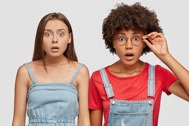 Imagen de una niña de raza mixta estupefacta mirando a la cámara con ojos saltones