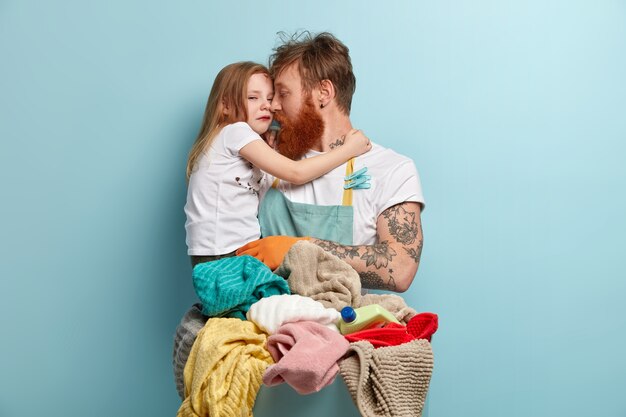 Imagen de padre soltero tiene hija pequeña llorando