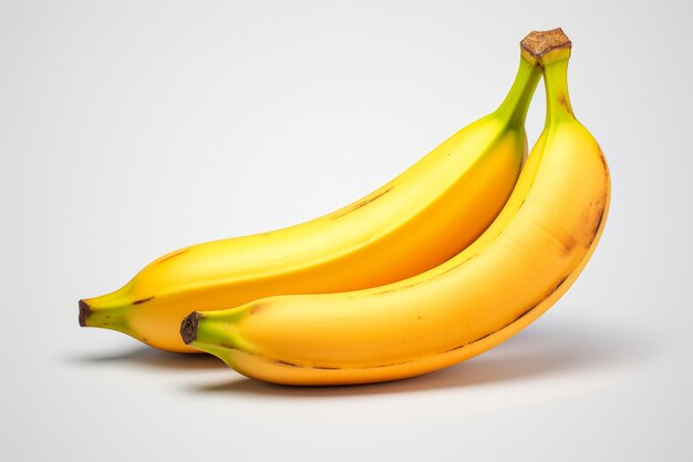 Imagen de un par de plátanos sobre un fondo blanco.