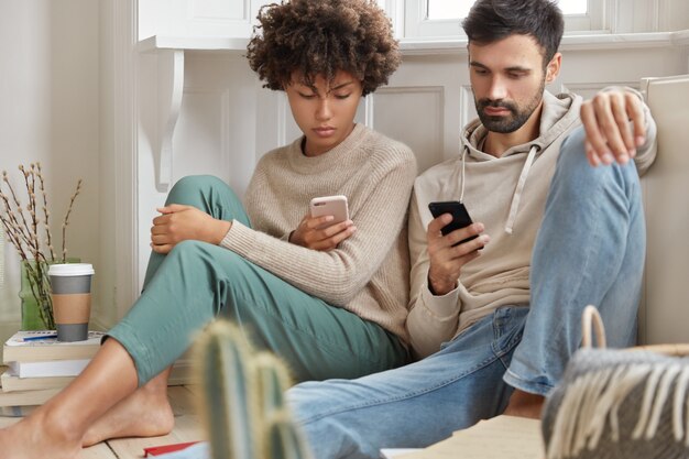 Imagen de la pareja de enamorados sentarse juntos en la sala de estar en el piso