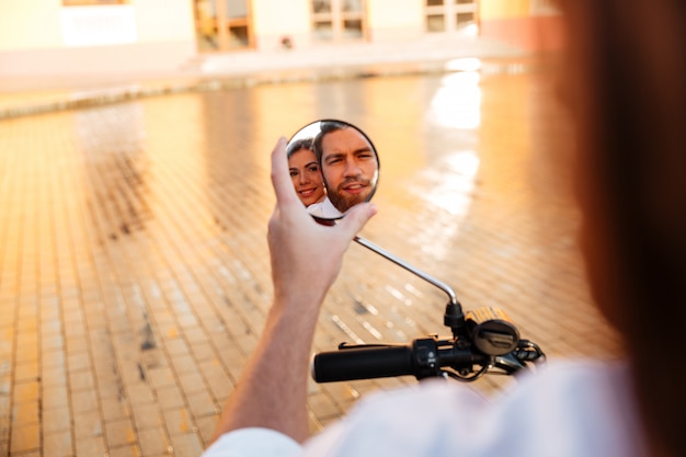 Imagen de pareja de negocios monta en moto moderna al aire libre