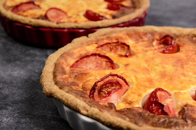 Imagen de pasteles de verduras en superficie gris