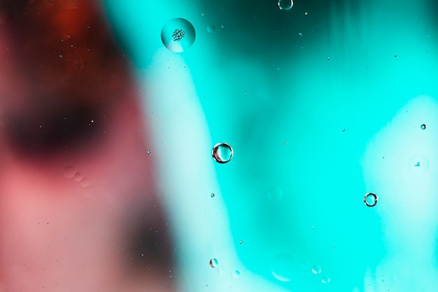 Imagen de patrón psicodélico abstracto de gotas de aceite en agua