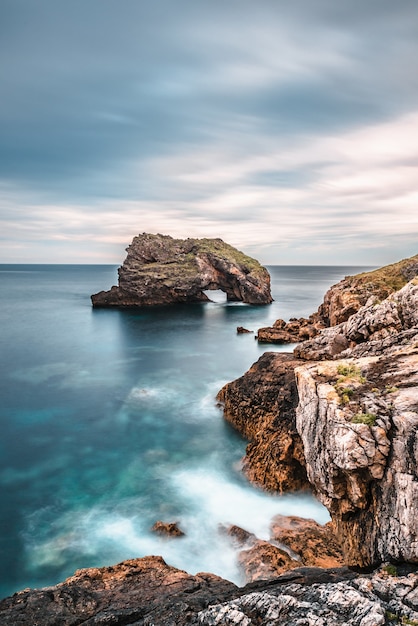 Imagen de la pintoresca playa de Torimbia y Toranda, Asturias, España.