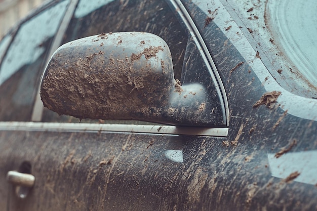 Imagen de primer plano de un coche sucio después de un viaje por el campo