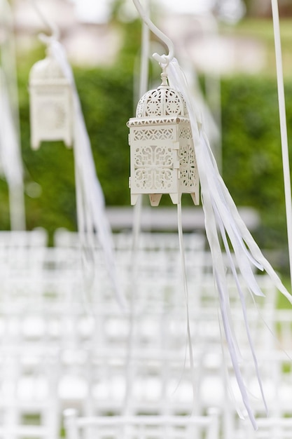 Imagen de primer plano recortada de una hermosa decoración para la ceremonia de la boda. preparación para la ceremonia de boda al aire libre.