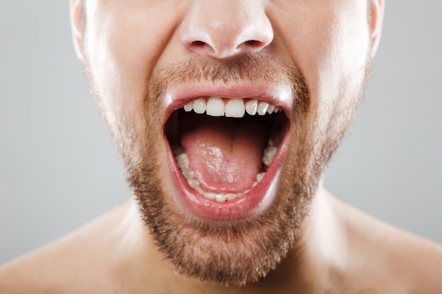 Foto gratuita imagen recortada de la cara de un hombre gritando