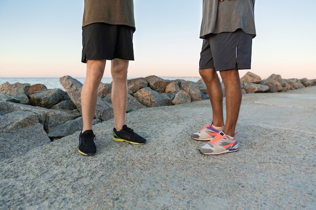 Imagen recortada de dos hombres en ropa deportiva de pie juntos