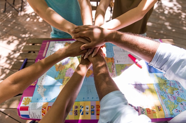 Foto gratuita imagen recortada del equipo de jóvenes amigos multiétnicos