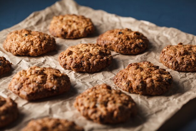 Imagen recortada de galletas de avena con nueces en una bandeja para hornear