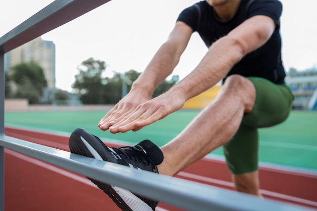 Foto gratuita imagen recortada de joven atleta