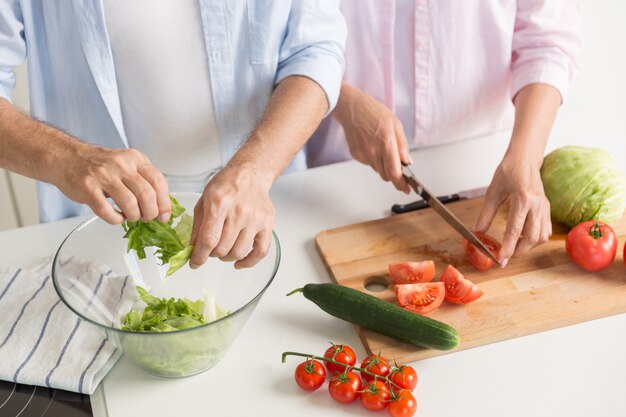 Imagen recortada de madura pareja amorosa cocina familiar.