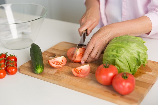 Imagen recortada de mujer madura cocinando.