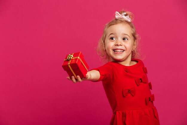 Imagen de la sonriente joven rubia en vestido rojo