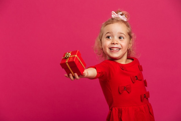 Imagen de la sonriente joven rubia en vestido rojo