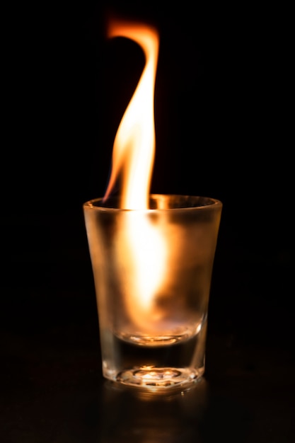 Foto gratuita imagen de vaso de chupito llameante, efecto estético de fuego ardiente.