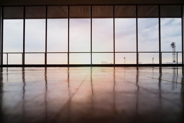 Imagen de las ventanas en morden edificio de oficinas