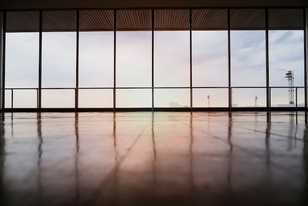 Imagen de las ventanas en morden edificio de oficinas