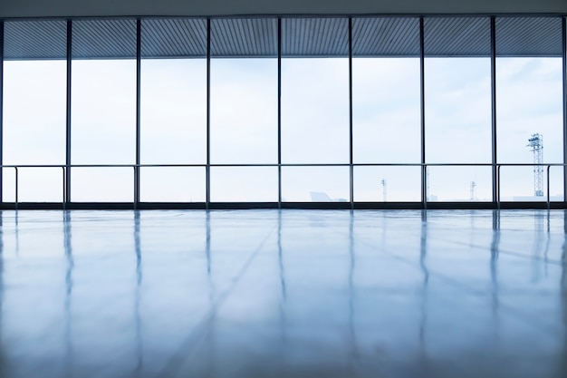 Imagen de las ventanas en morden edificio de oficinas