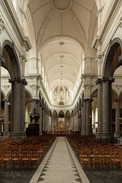 Imagen vertical de la Catedral de Cambrai rodeada de luces en el norte de Francia.