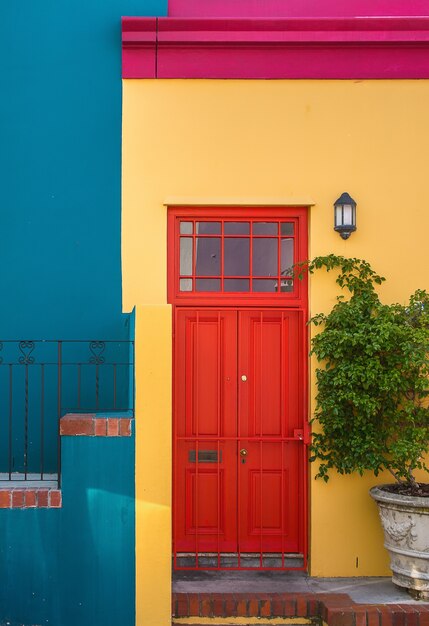 Imagen vertical de una colorida casa bajo la luz del sol durante el día en Ciudad del Cabo.