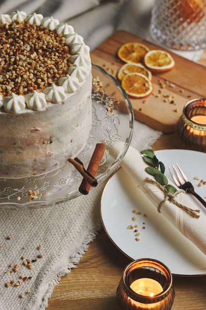 Imagen vertical de un delicioso pastel de Navidad blanco con nueces y mandarina