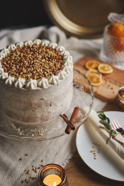 Imagen vertical de un delicioso pastel de Navidad blanco con nueces y mandarina