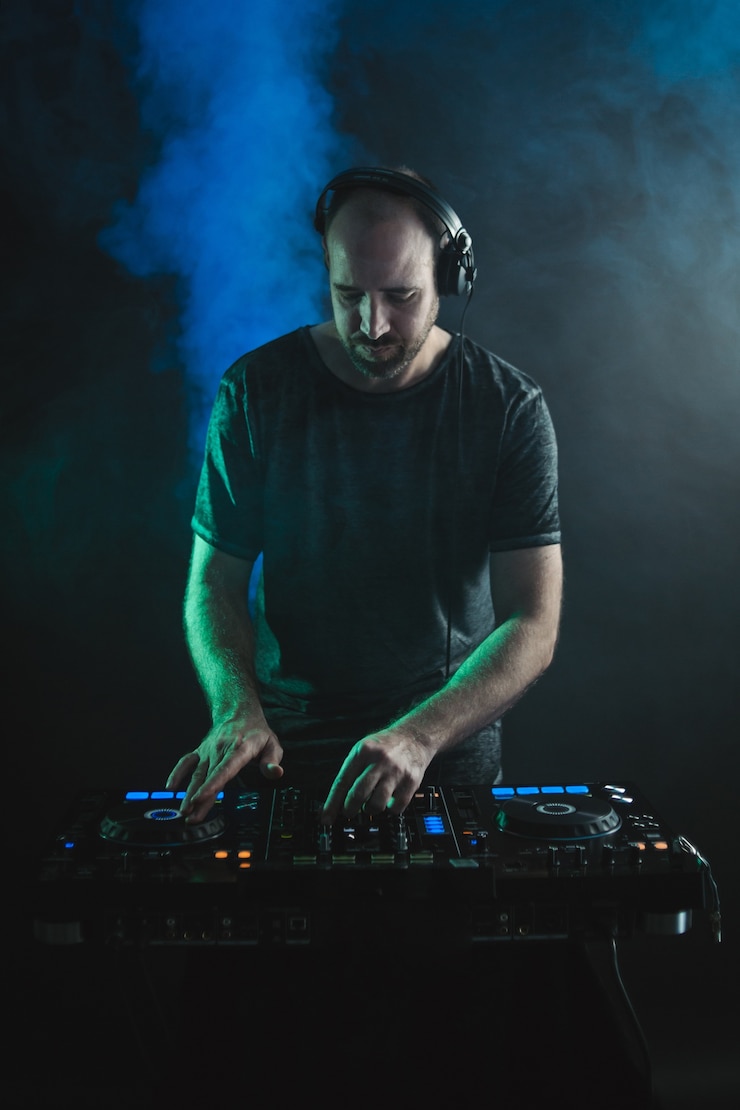Foto gratuito imagen vertical de un dj masculino trabajando