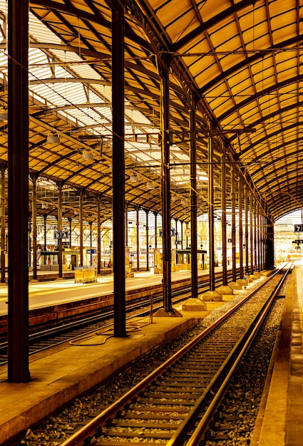 Imagen vertical de una estación de ferrocarril bajo la luz del sol en Suiza