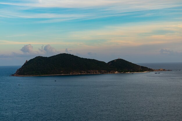 Imagen vertical de una hermosa isla bajo un cielo nublado en Phu Yen, Vietnam