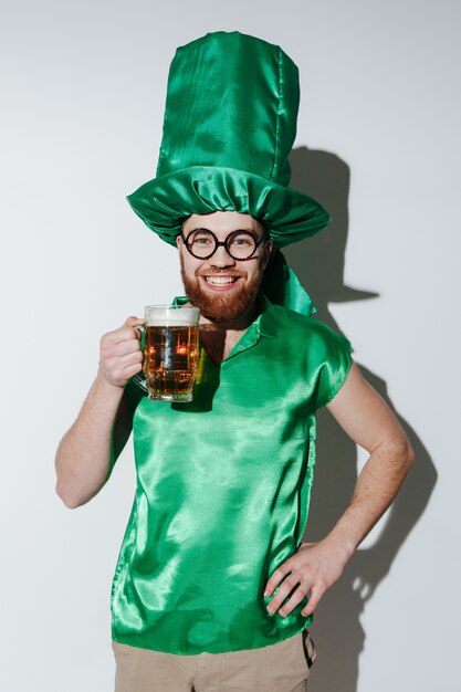 Imagen vertical del hombre sonriente en traje de patriotas con cerveza