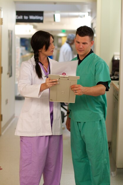 Imagen vertical de médicos que consultan entre sí en un hospital